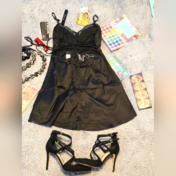 Beautiful satin dress with lace touch 🫠 size Medium - Picture 4 of 5